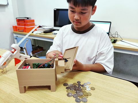任晟睿同学正在制作智能零钱盒-.jpg